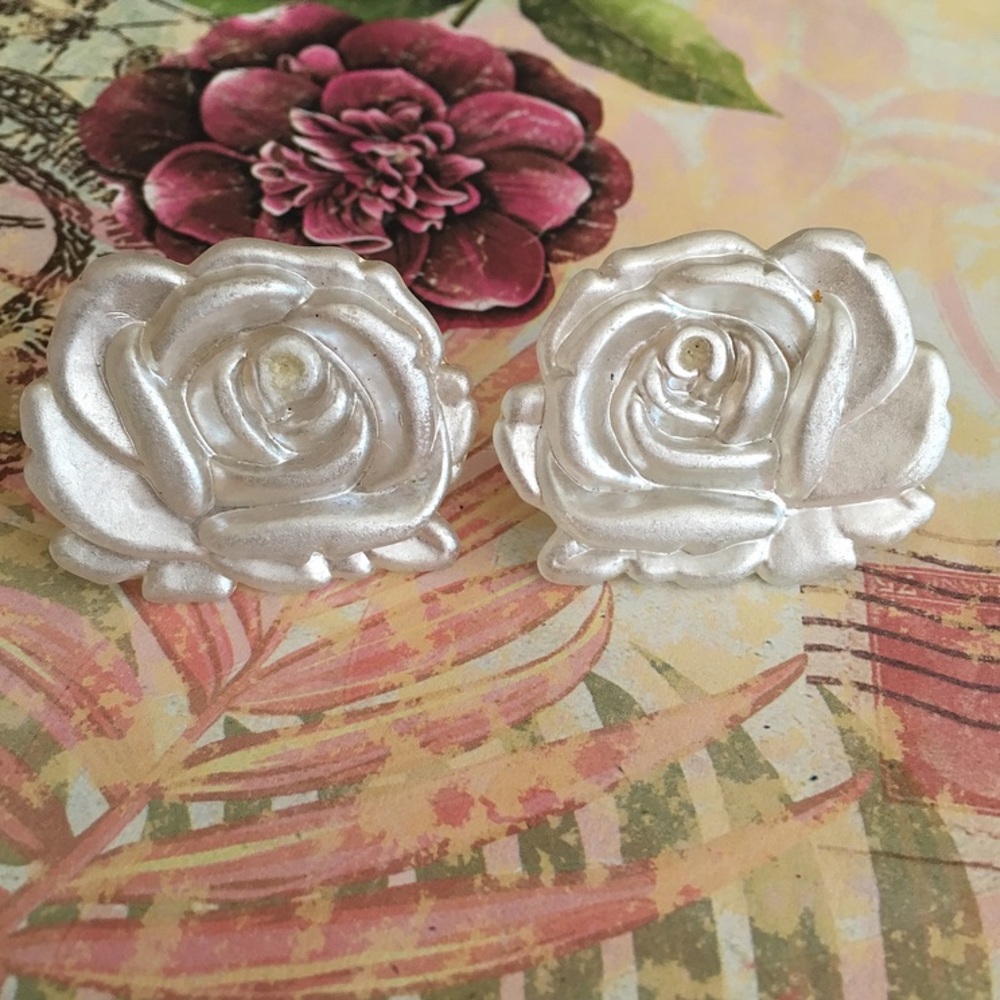 Vintage Pearlescent Flower Clip On Earrings